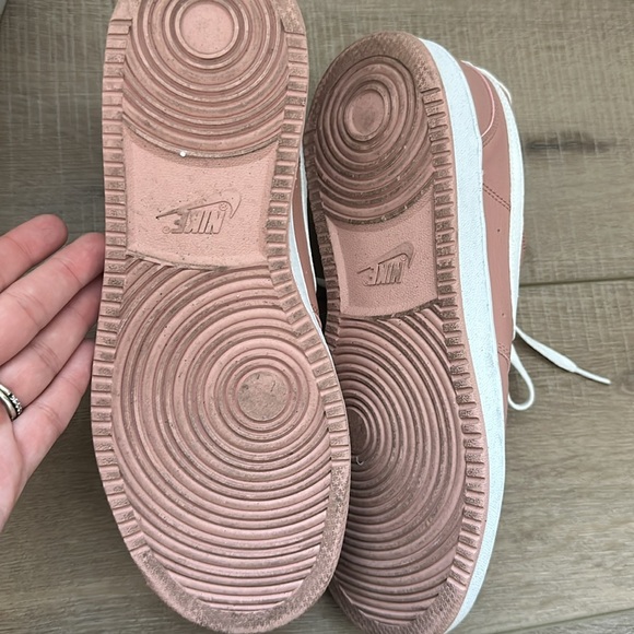 Rose women’s nike sneakers. Size 9.5 - Picture 4 of 4